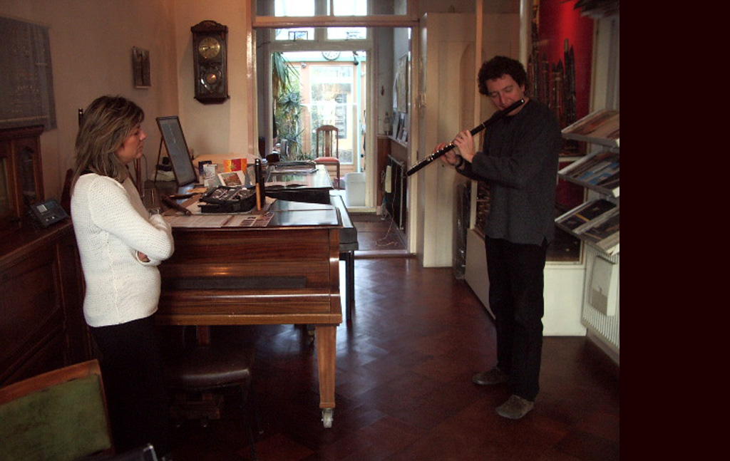 dwarsfluit proberen in atelier